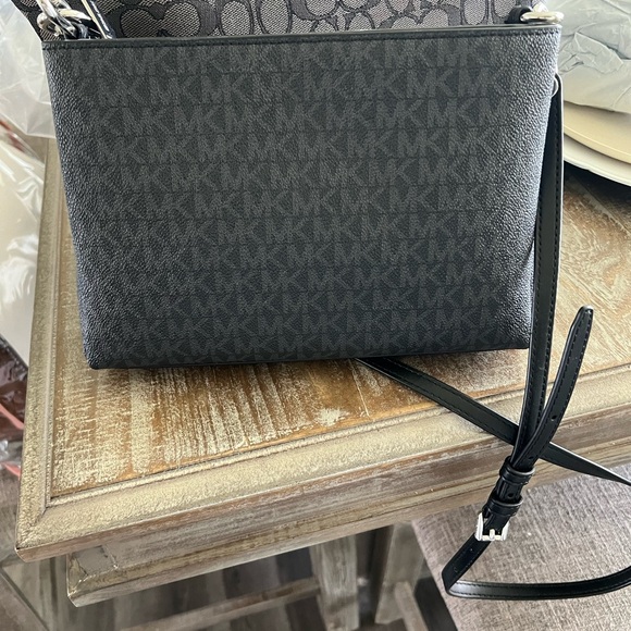 Michael kors cross body - Picture 4 of 6